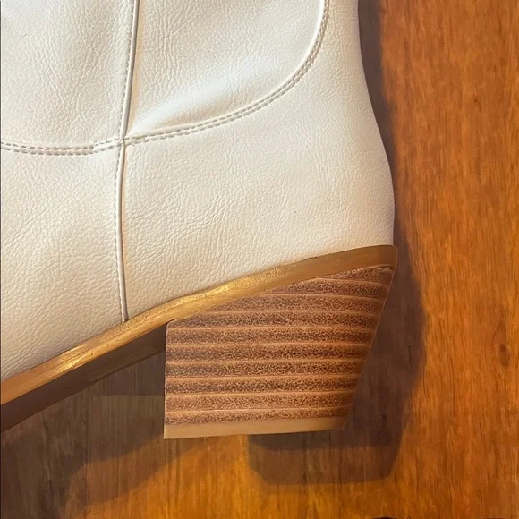 New White Western-Style Women's Boots - Picture 9 of 16